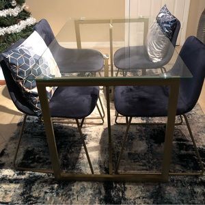 Like new dining table with chairs and rug